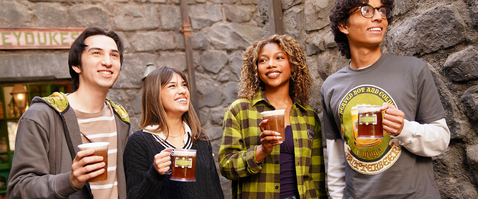 https://universalproductsexperiences.films.apps.nbcuni.com/storage/news-ush-butterbeer-season-desktop-68150b2005e9c.jpg
